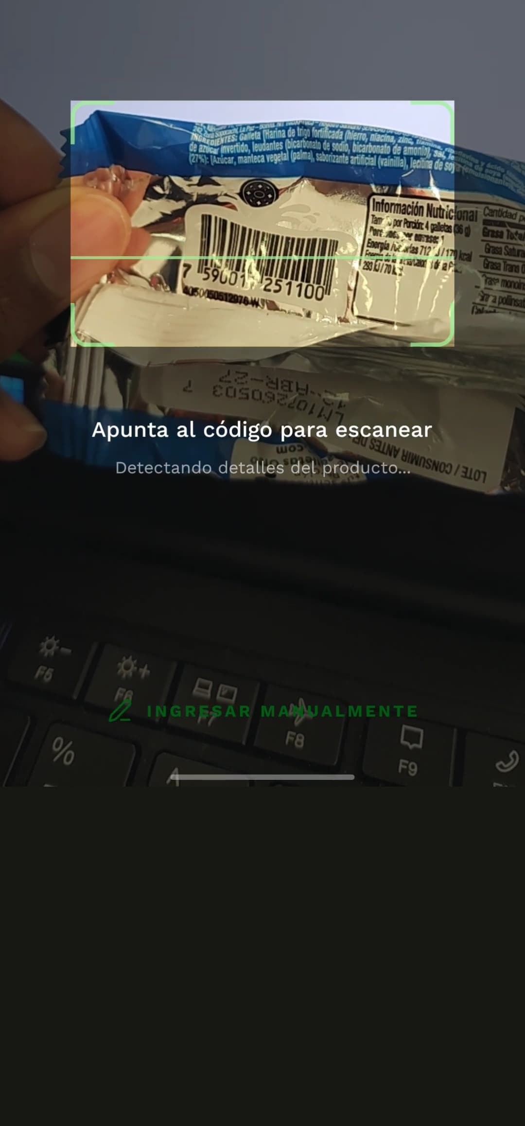 Escáner de código de barras detectando un producto